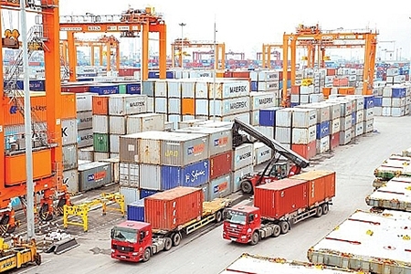 Hàng hóa kinh doanh tạm nhập, tái xuất chỉ được thực hiện qua các cửa khẩu cho phép